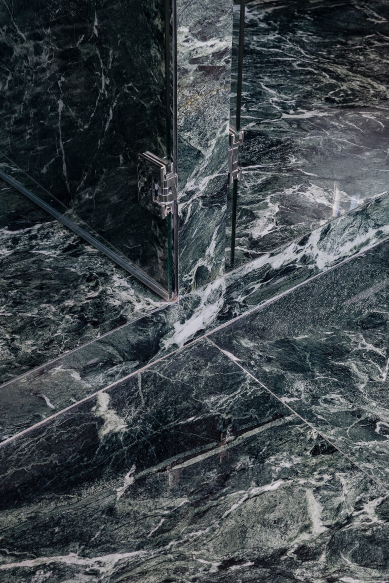 Marbre, menuiseries, rangements, habillages muraux : pourquoi le sur-mesure change tout dans un intérieur d’exception ?