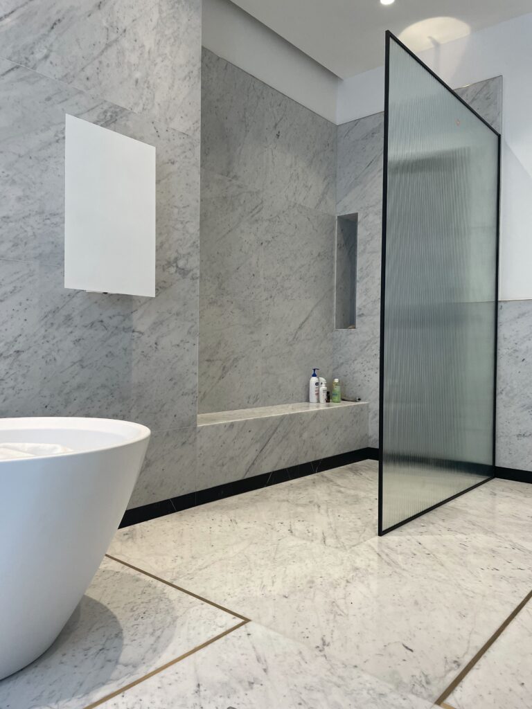 Salle de bain signature : marbre, pierre naturelle et robinetterie de luxe